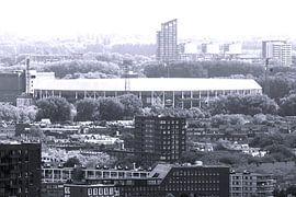 Rotterdamse Trots - De Kuip in Zwart-Wit of Stadionpark Skyline. van Louise Riethoff