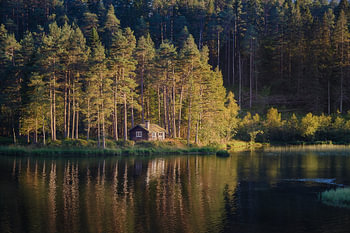 Cabane isolée au bord d'un lac, Norvège