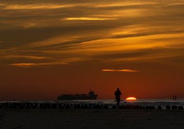 Hardloper tijdens zonsondergang van Hans Lubout