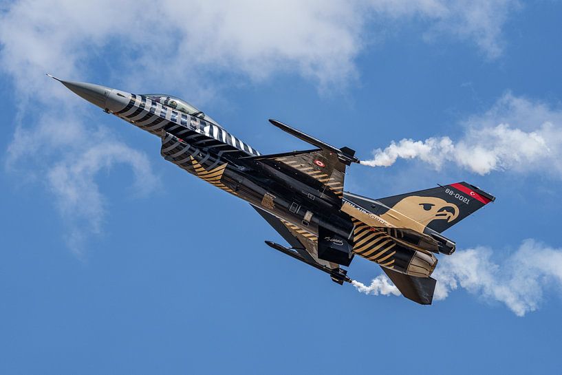 Équipe de démonstration de F-16 de l'armée de l'air turque : SOLOTÜRK. par Jaap van den Berg