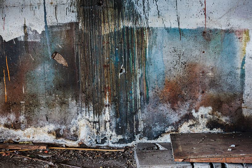 Wall in old garage by Roel Jonker