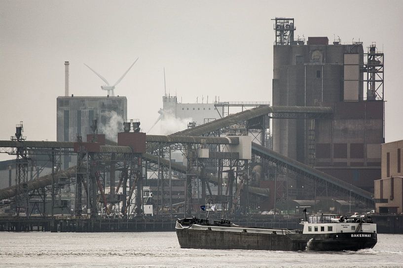 Binnenvaartschip Bakermat onderweg in de Europort. van scheepskijkerhavenfotografie