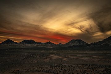 Duistere zonsondergang in de zwarte woestijn