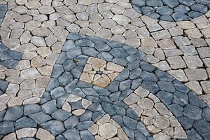 Signatur aus Stein – Mosaik der Calçada Portuguesa