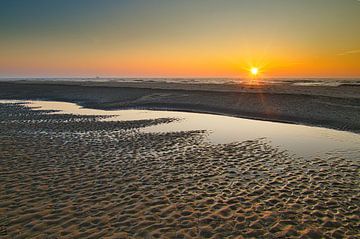 Zonsondergang aan het strand bij Petten van peterheinspictures