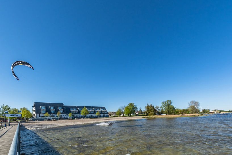 Kitesurfer springt über Brücke, Dranske von GH Foto & Artdesign