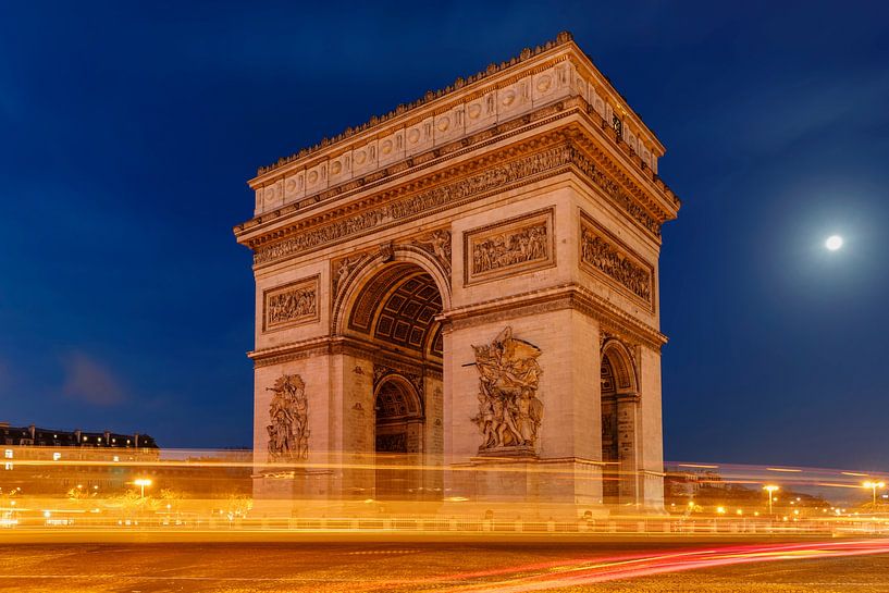 Traces of light at the Arc de Triomphe by Markus Lange