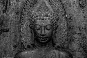 Zwart/Wit foto van Boeddhistisch beeld van Nick van der Blom