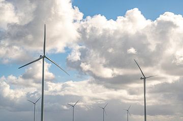 Windturbines met blauwe lucht en witte wolken in de achtergrond van Sjoerd van der Wal