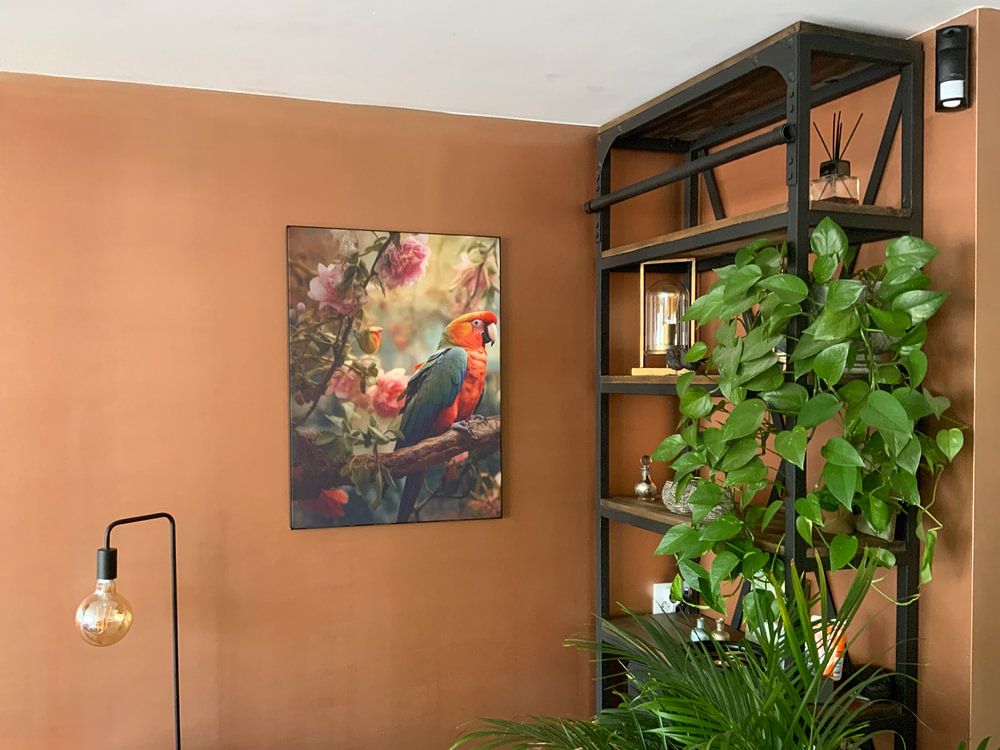 Papageien zwischen rosa Blüten – Farbenfrohes Gemälde von Joriali Fine Art