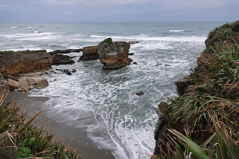 Rots in zee bij Punakaiki in Nieuw Zeeland van Aagje de Jong