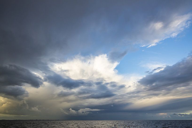 Buien op de Waddenzee. par Johan Kalthof