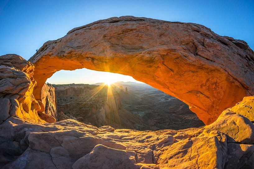 Sonnenaufgang am Mesa Arch Steinbogen in Canyonland Nationalpark von Leo Schindzielorz