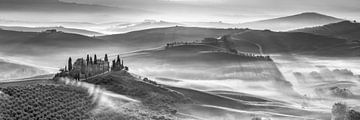 Landschaft mit Bauerhaus in der Toskana in schwarz weiß von Manfred Voss, Schwarz-weiss Fotografie