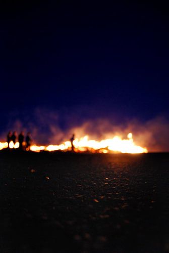 Standing by the fire | Meierblis op Texel van Ricardo Bouman