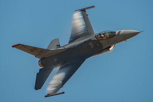 F-16CM mit Dämpfen auf dem Flügel in den Farben des Regenbogens