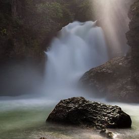 Sonnenstrahl-Wasserfall von Steve Mestdagh