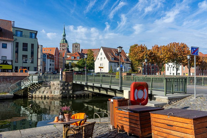 Uitzicht op het oude stadscentrum van Stralsund aan de Oostzee in Mecklenburg-Vorpommern Duitsland van Animaflora PicsStock