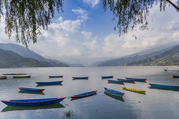 Boote und Berge auf dem Phewa-See in Pokhara
