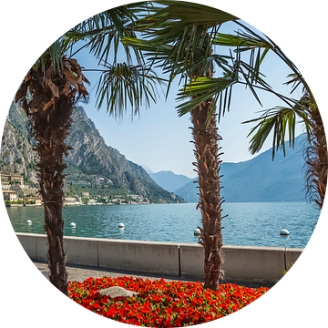 GARDASEE Prachtige promenade langs het meer in Limone sul Garda van Melanie Viola