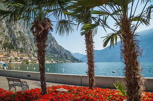 GARDASEE Prachtige promenade langs het meer in Limone sul Garda van Melanie Viola