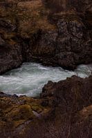 Fluss zwischen den Felsen