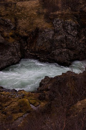 Fluss zwischen den Felsen