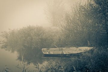 Foto van een oude roeiboot op een koude mistige ochtend van Henk Hulshof