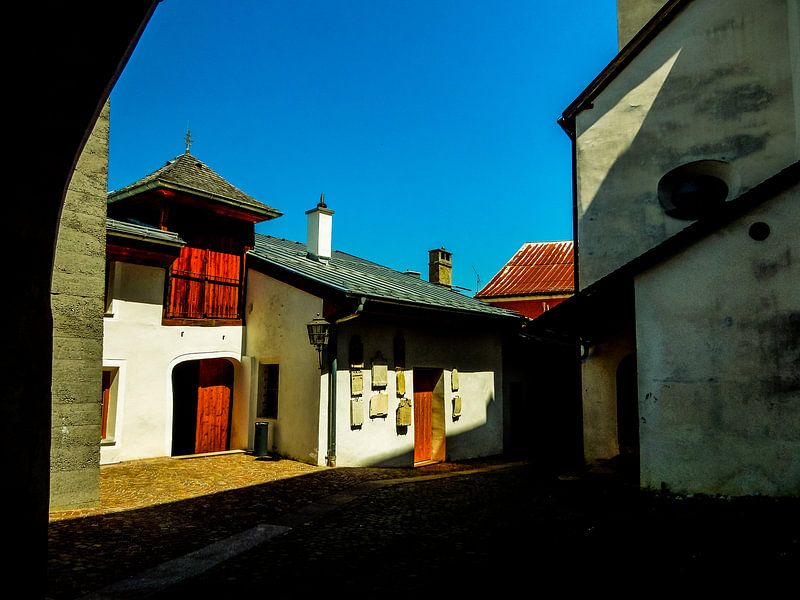 Binnenhofje in Rattenberg Oostenrijk von Joke te Grotenhuis