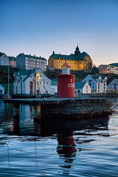 Avondmening van de haven van Ålesund met Molja-vuurtoren, Noorwegen van qtx