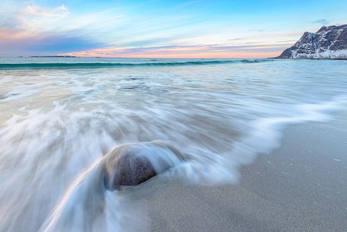 Utakleiv strand in de Lofoten archipel in Noorwegen bij zonsondergang