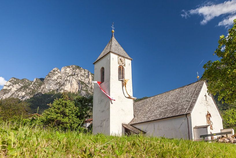 De kerk van Ums am Schlern, Zuid-Tirol van Christian Müringer