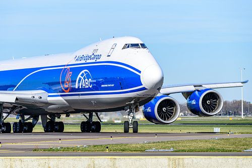 AirBridgeCargo Boeing 747-8 rollt zur Polderbaan.
