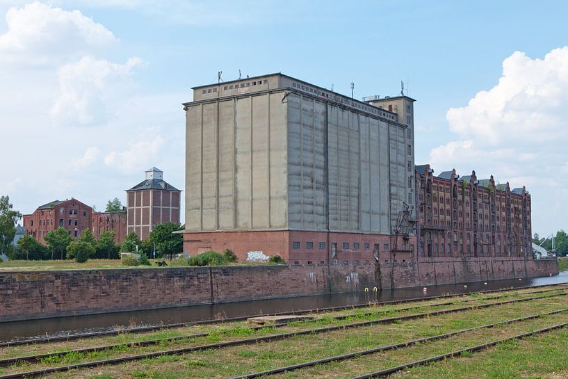 Bâtiment d'entrepôt dans le port commercial de Magdebourg par t.ART