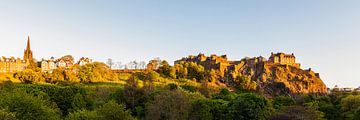 Castlehill en Edinburgh Castle in Edinburgh van Werner Dieterich