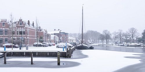 Het haventje van Woerden in de sneeuw.