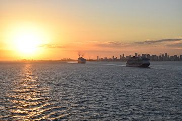 Een zonsondergang bij de uitgang van de haven van Claude Laprise
