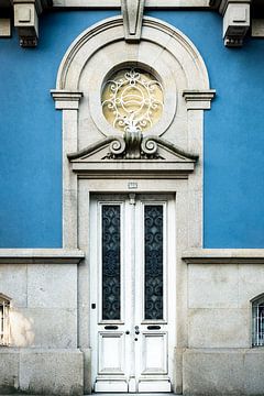 Witte deur in blauwe muur in Porto van Paula Romein