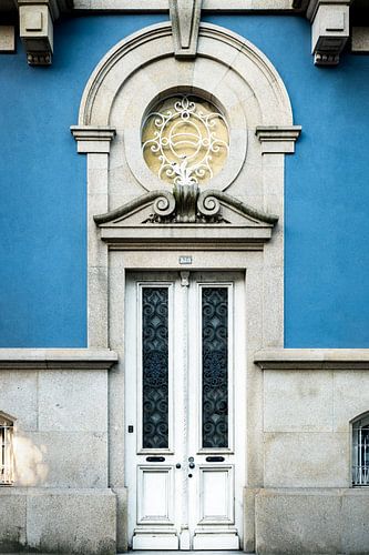 Weiße Tür in blauer Wand in Porto