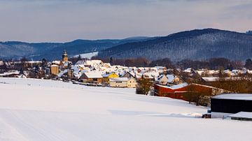 Het winterse Herleshausen in de Werra vallei van Roland Brack