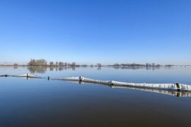 Eis auf Zäunen auf der IJssel an einem kalten Wintermorgen von Sjoerd van der Wal Fotografie