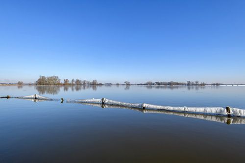 IJs op hekken in de IJssel tijdens een koude winterochtend