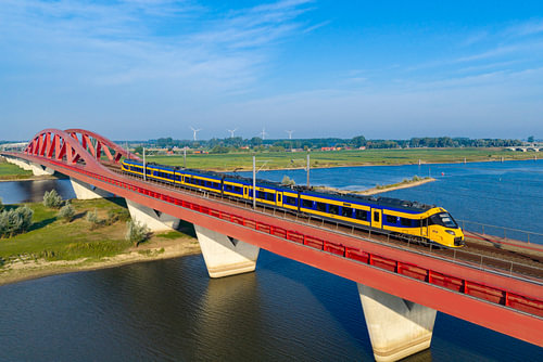 Ein ICNG-Intercity-Zug fährt über eine Eisenbahnbrücke von Sjoerd van der Wal Fotografie