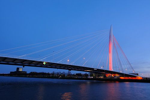 Die Prinz-Klaus-Brücke in Utrecht leuchtet orange (1)
