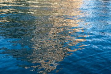 Goldgelbe Reflexionen im blauen Meerwasser 1 von Adriana Mueller