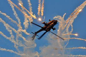 AH-64D Apache avec fusées éclairantes (1)