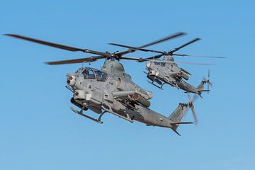 Twee Bell AH-1Z Viper gevechtshelikopters komen binnen om te worden bijgetankt op NAF El Centro. van Jaap van den Berg