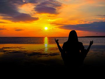 Meditatie op het strand bij zonsondergang van Animaflora PicsStock