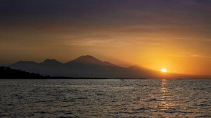 Les rayons du soleil illuminent Java sur Rene Siebring