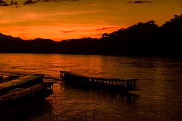 Sonnenuntergang über dem Mekong - 4 von Theo Molenaar